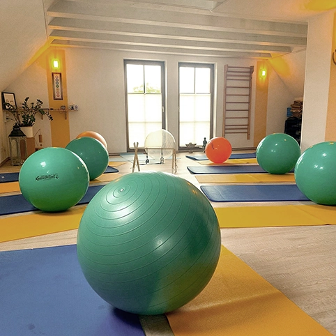 Bälleraum Raum mit bunten Gymnastikbällen und Yogamatten