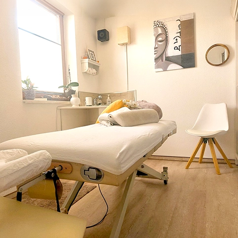 kleiner Raum hellen und freundliches Behandlungszimmer mit Liege